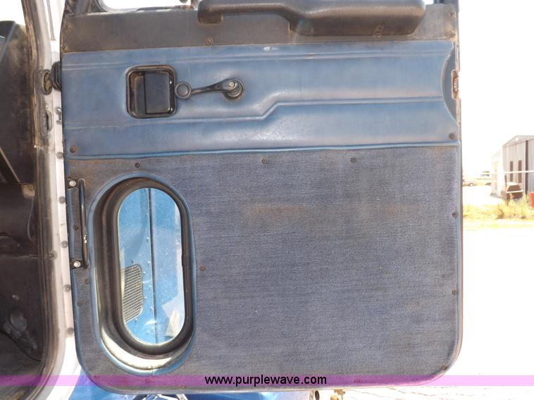 image for item I7600 1999 Peterbilt 377 semi truck