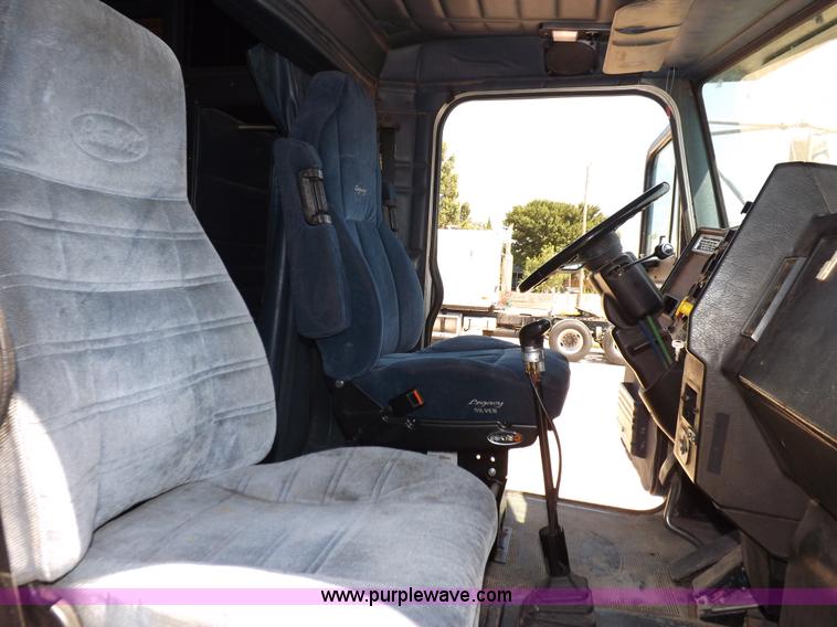 image for item I7600 1999 Peterbilt 377 semi truck