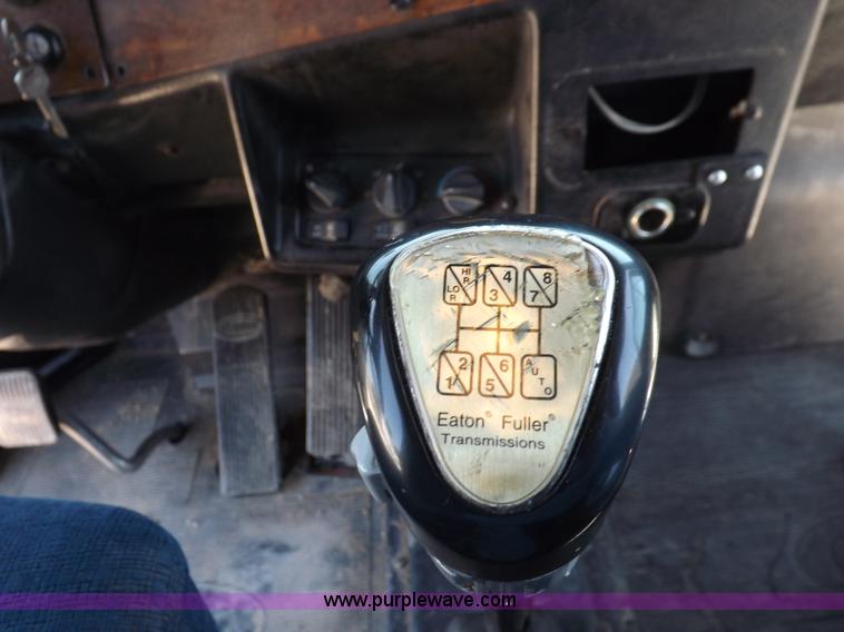 image for item I7600 1999 Peterbilt 377 semi truck