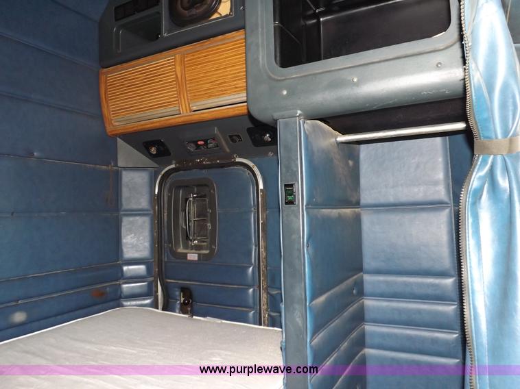 image for item I7600 1999 Peterbilt 377 semi truck