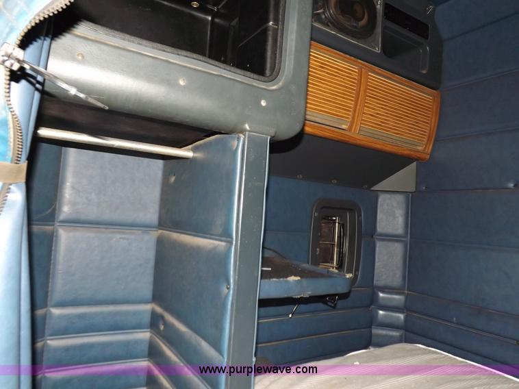 image for item I7600 1999 Peterbilt 377 semi truck