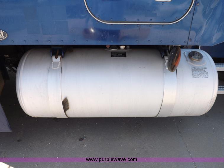 image for item I7600 1999 Peterbilt 377 semi truck