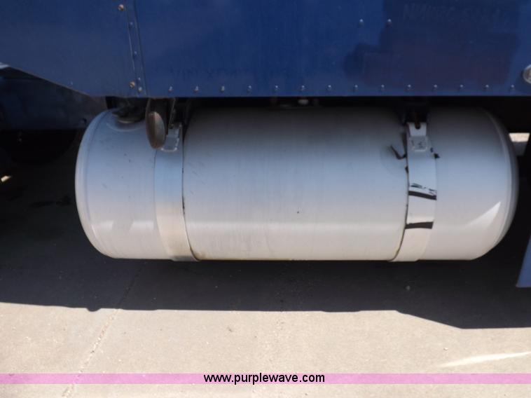 image for item I7600 1999 Peterbilt 377 semi truck