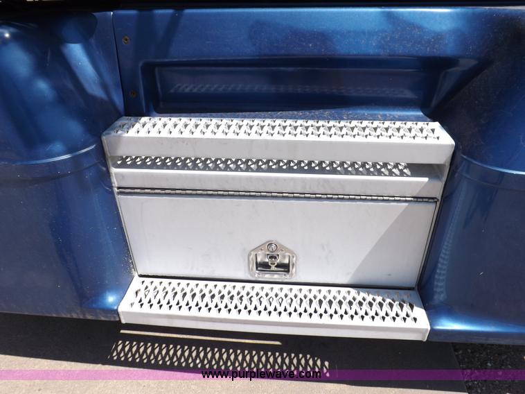 image for item I7600 1999 Peterbilt 377 semi truck