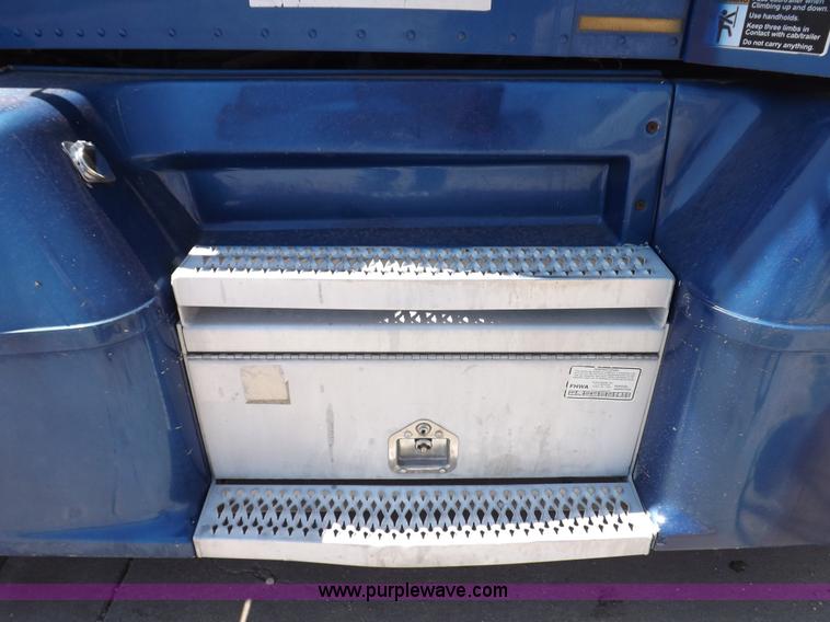 image for item I7600 1999 Peterbilt 377 semi truck