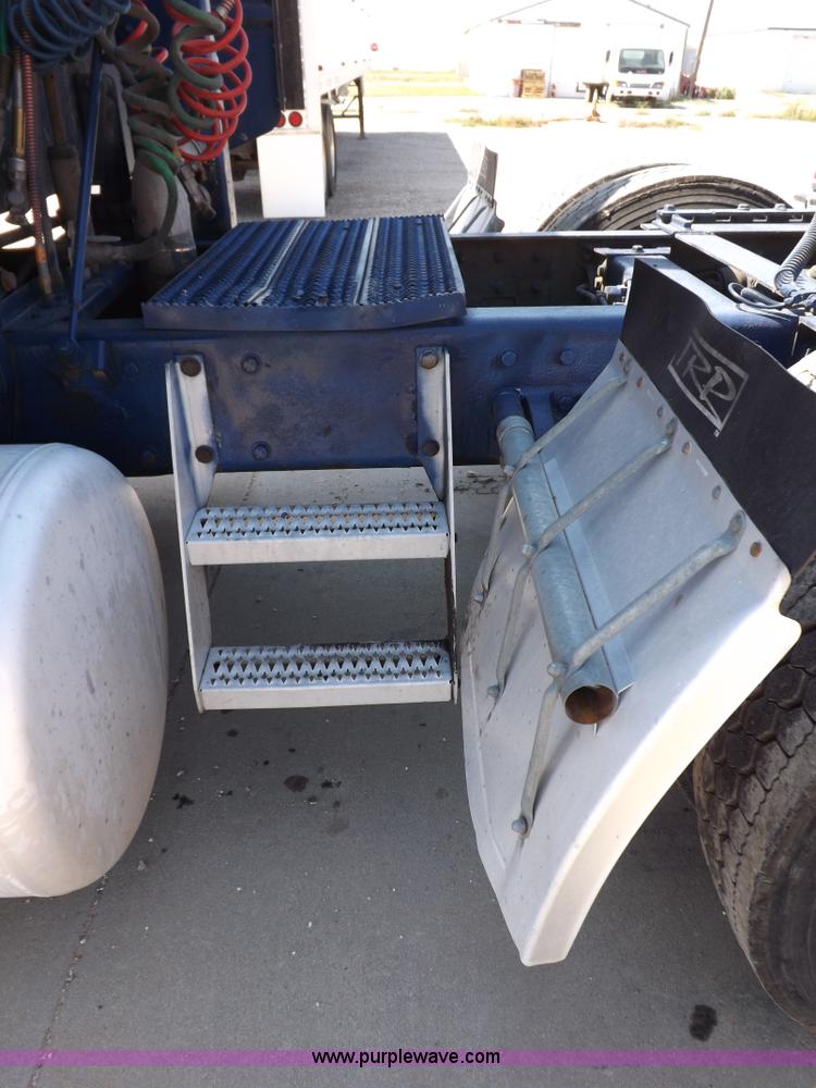 image for item I7600 1999 Peterbilt 377 semi truck