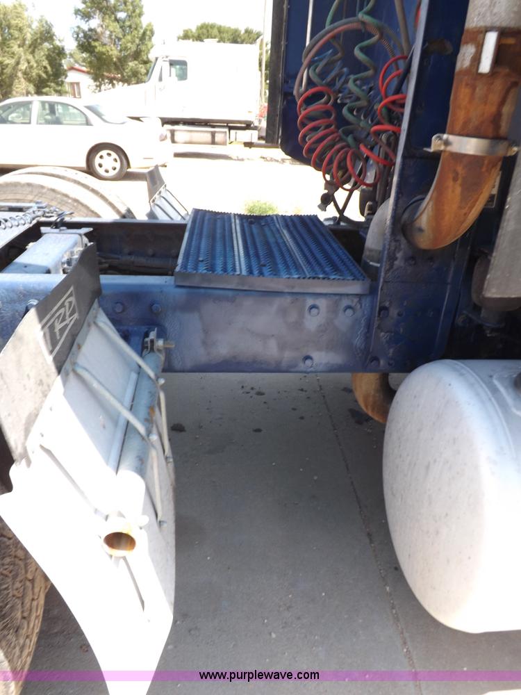 image for item I7600 1999 Peterbilt 377 semi truck