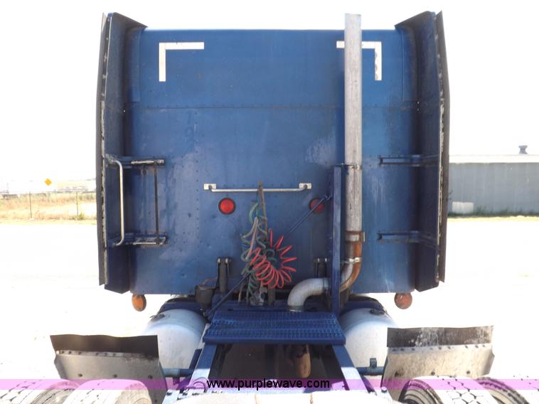 image for item I7600 1999 Peterbilt 377 semi truck