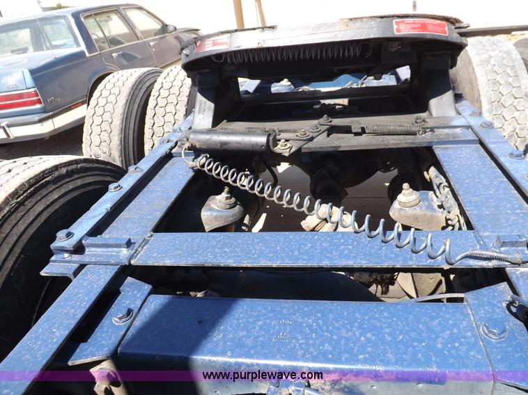 image for item I7600 1999 Peterbilt 377 semi truck