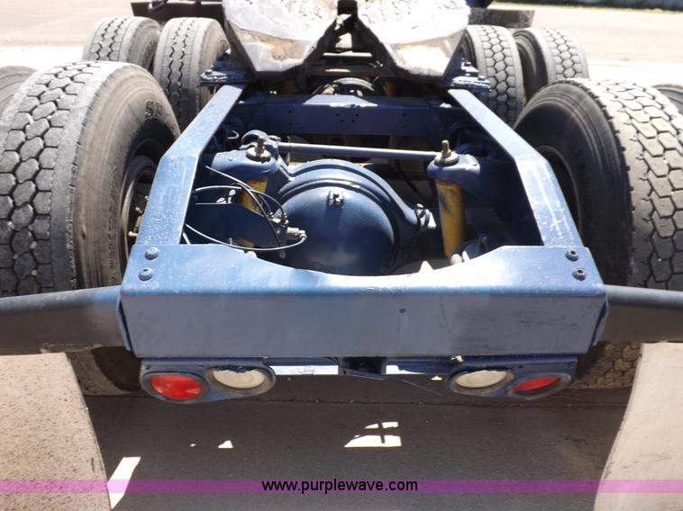 image for item I7600 1999 Peterbilt 377 semi truck