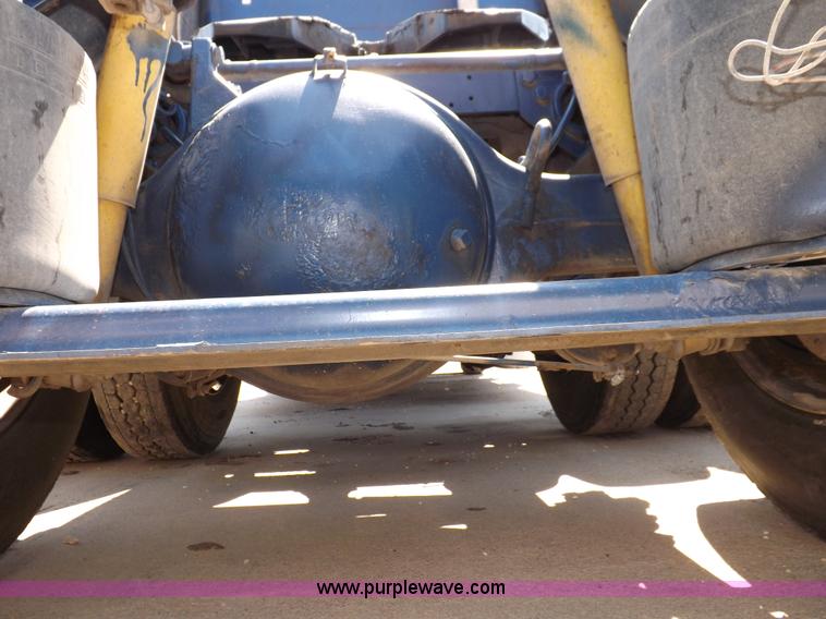 image for item I7600 1999 Peterbilt 377 semi truck