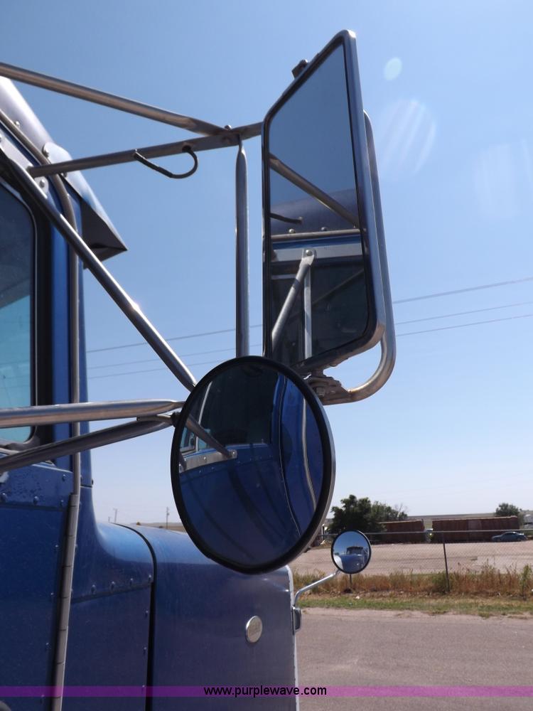 image for item I7600 1999 Peterbilt 377 semi truck