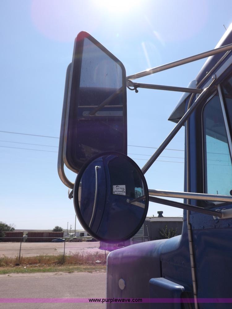 image for item I7600 1999 Peterbilt 377 semi truck