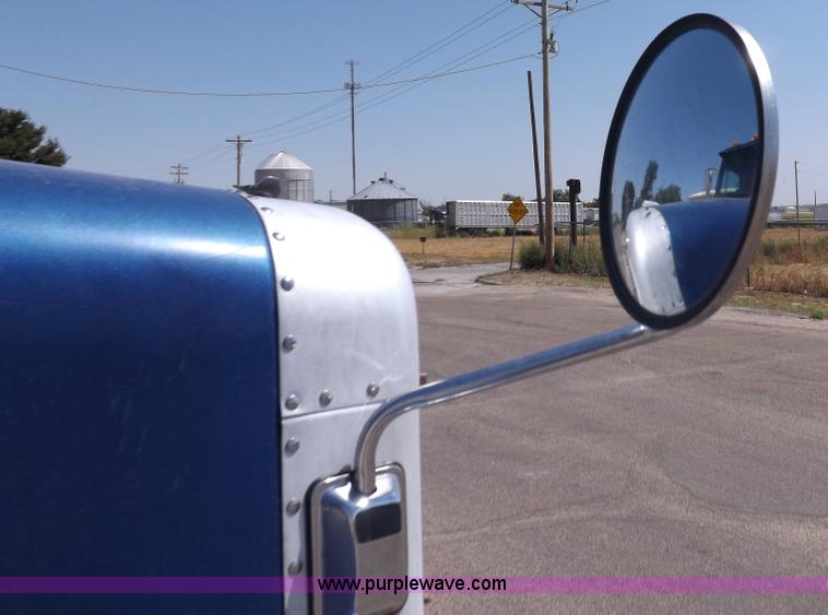 image for item I7600 1999 Peterbilt 377 semi truck