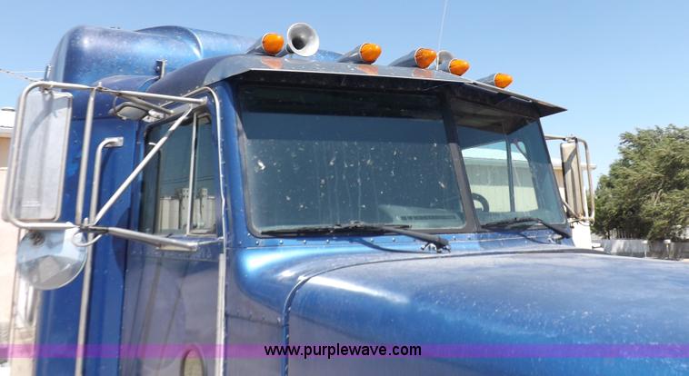 image for item I7600 1999 Peterbilt 377 semi truck