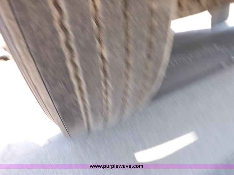 image for item I7600 1999 Peterbilt 377 semi truck