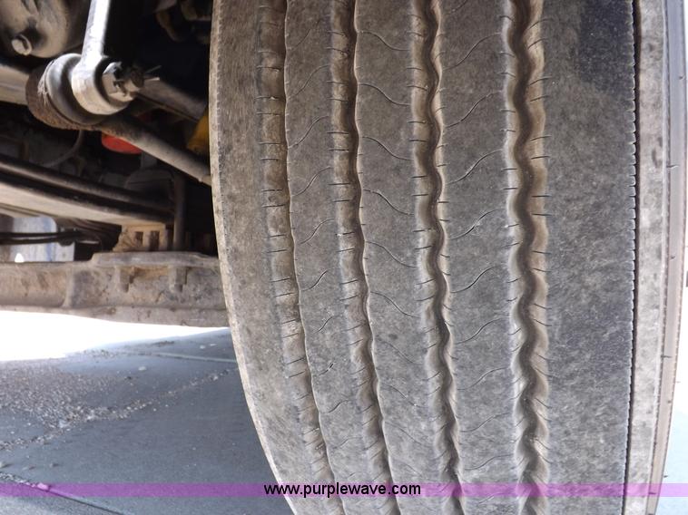 image for item I7600 1999 Peterbilt 377 semi truck