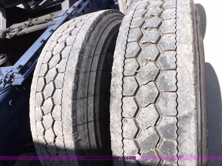 image for item I7600 1999 Peterbilt 377 semi truck