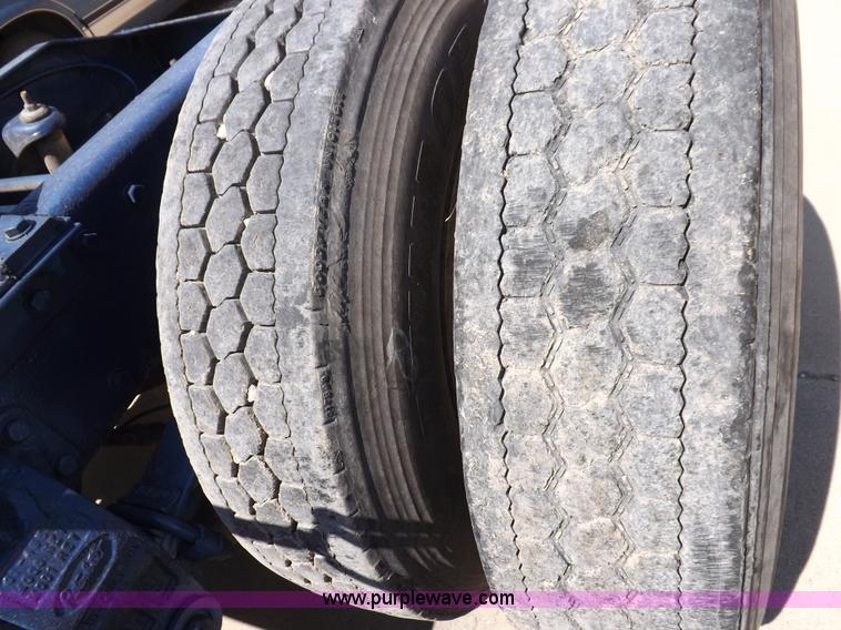 image for item I7600 1999 Peterbilt 377 semi truck