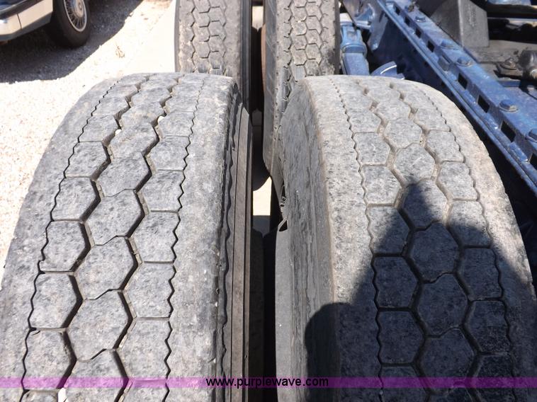 image for item I7600 1999 Peterbilt 377 semi truck