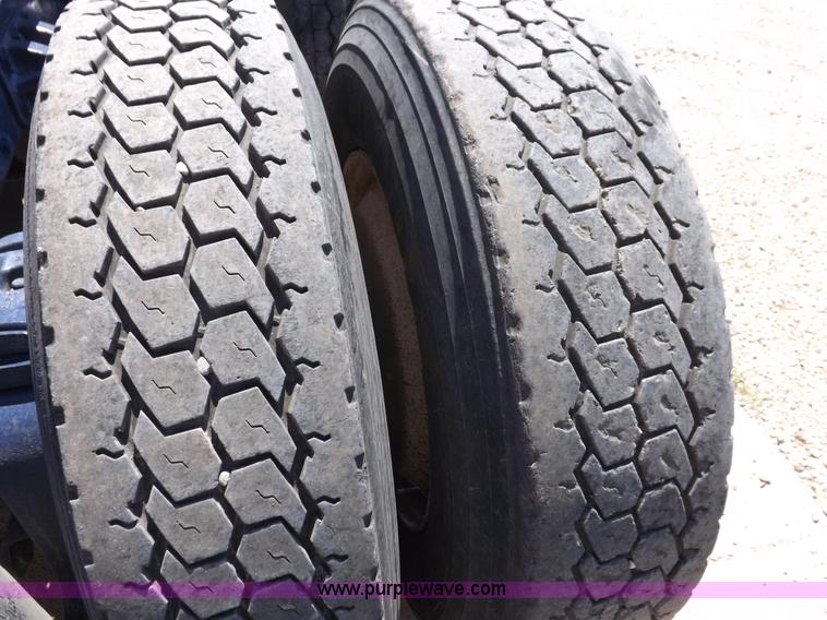 image for item I7600 1999 Peterbilt 377 semi truck