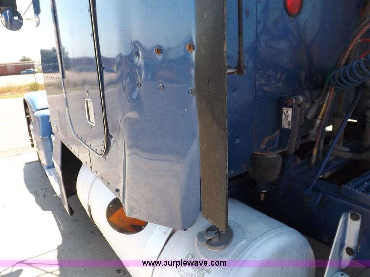 image for item I7600 1999 Peterbilt 377 semi truck