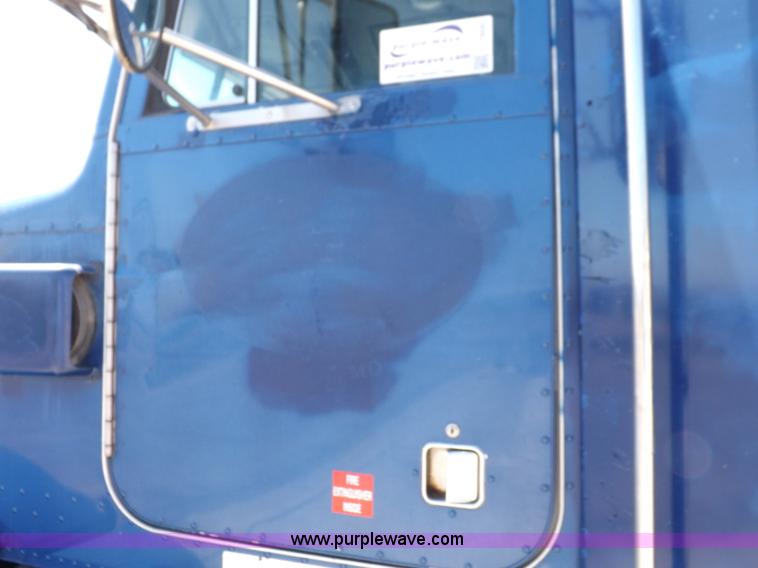 image for item I7600 1999 Peterbilt 377 semi truck