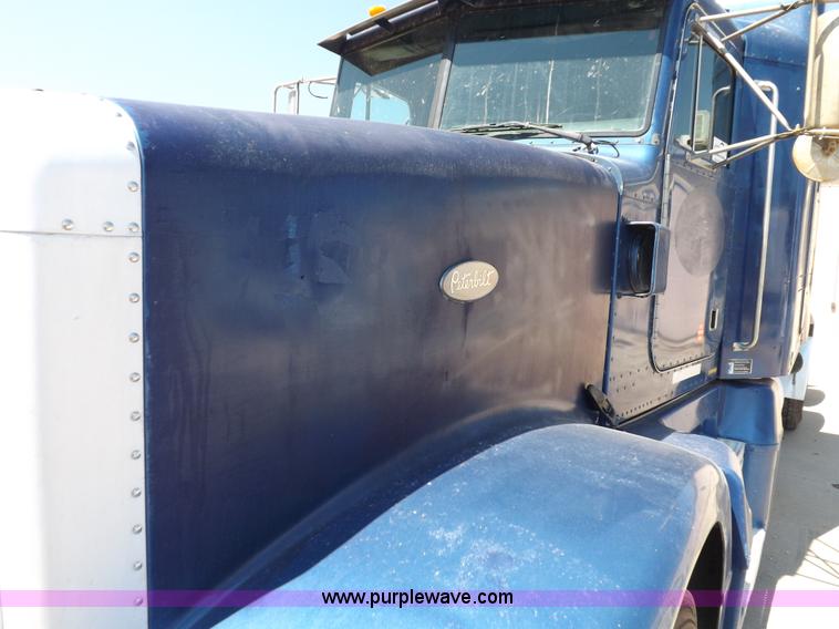 image for item I7600 1999 Peterbilt 377 semi truck