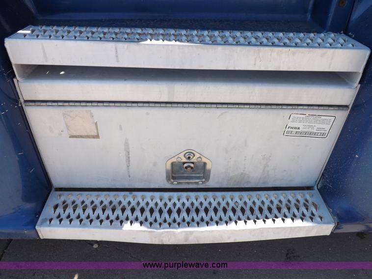 image for item I7600 1999 Peterbilt 377 semi truck