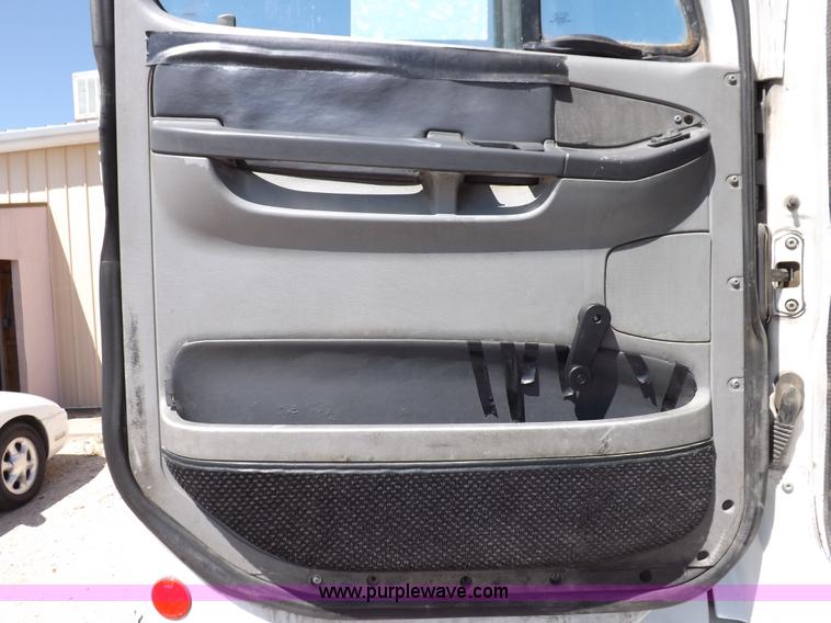 image for item I7601 1998 Freightliner Century Class semi truck