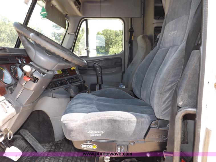 image for item I7601 1998 Freightliner Century Class semi truck