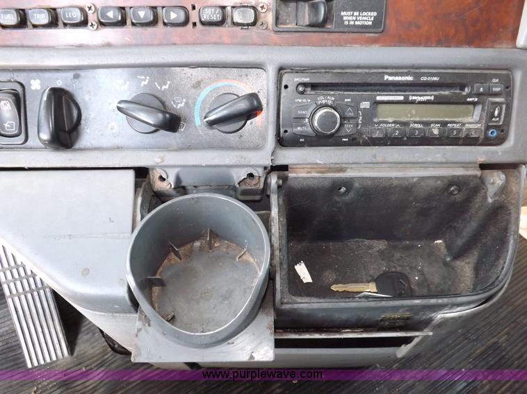 image for item I7601 1998 Freightliner Century Class semi truck