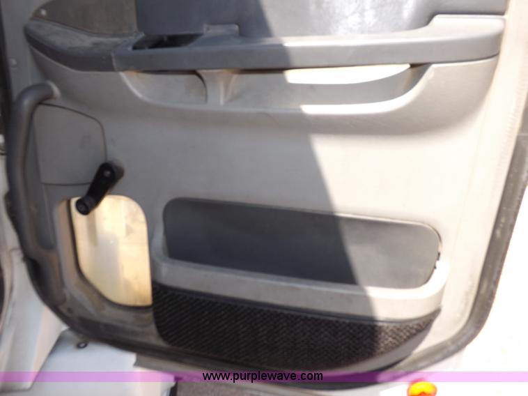 image for item I7601 1998 Freightliner Century Class semi truck