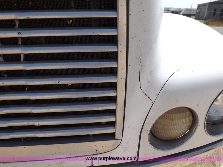 image for item I7601 1998 Freightliner Century Class semi truck