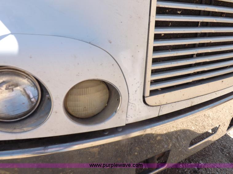 image for item I7601 1998 Freightliner Century Class semi truck