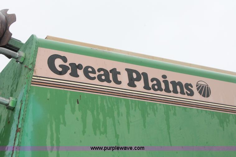 image for item I8070 Great Plains Solid Stand 30 folding no-till drill