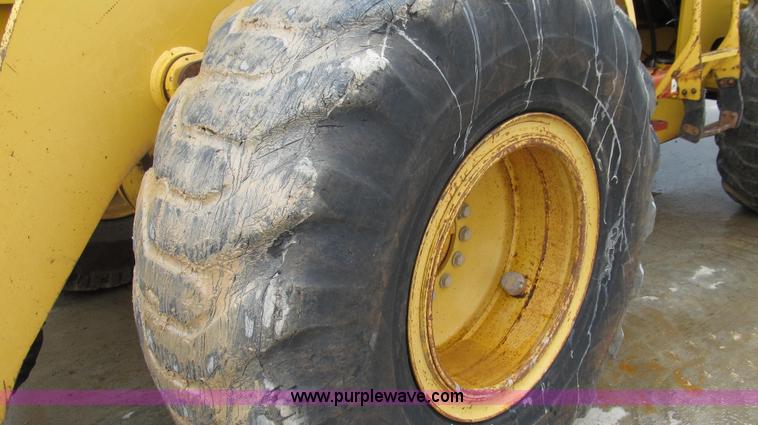 image for item E3937 1999 John Deere 624H loader