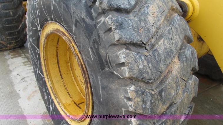 image for item E3937 1999 John Deere 624H loader