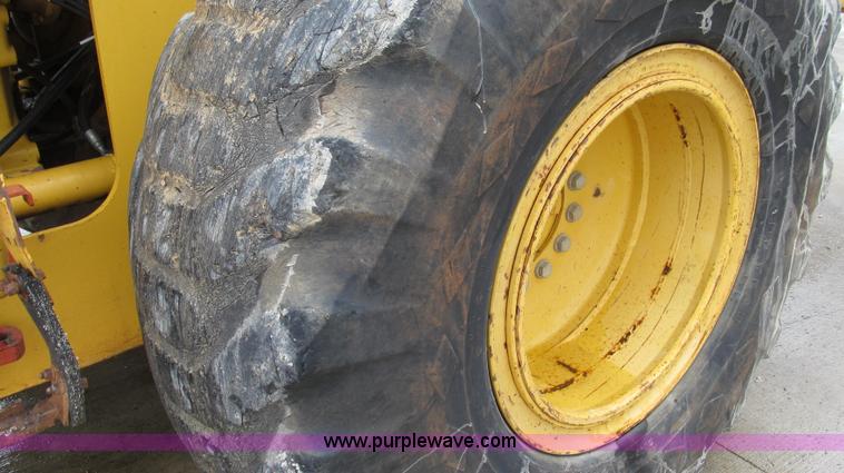 image for item E3937 1999 John Deere 624H loader