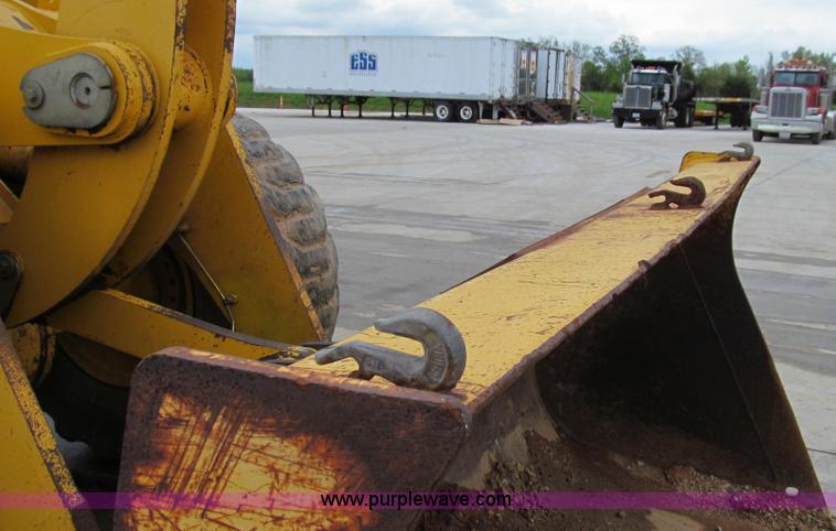 image for item E3937 1999 John Deere 624H loader