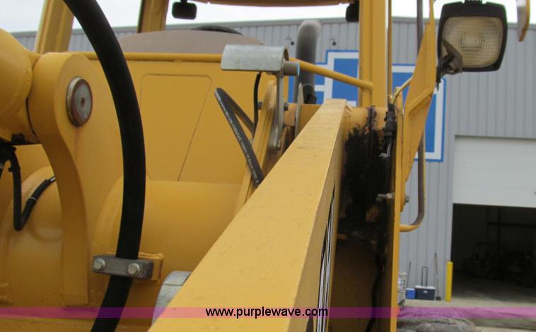 image for item E3937 1999 John Deere 624H loader