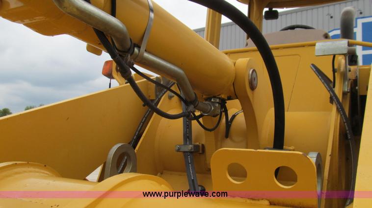 image for item E3937 1999 John Deere 624H loader