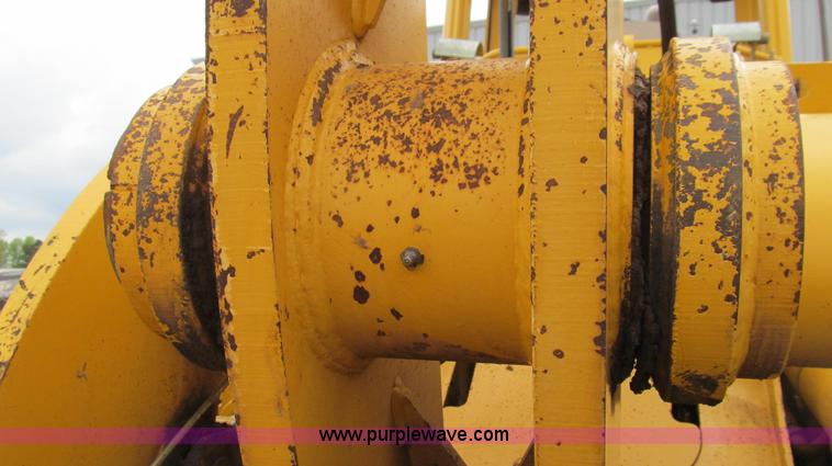 image for item E3937 1999 John Deere 624H loader