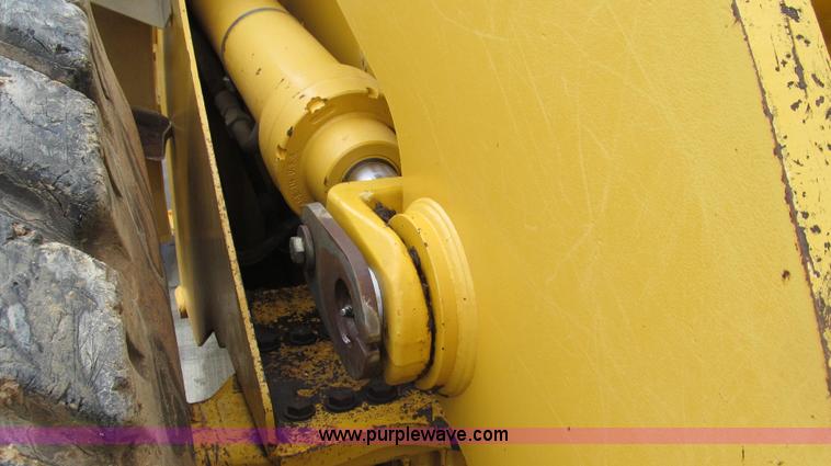 image for item E3937 1999 John Deere 624H loader