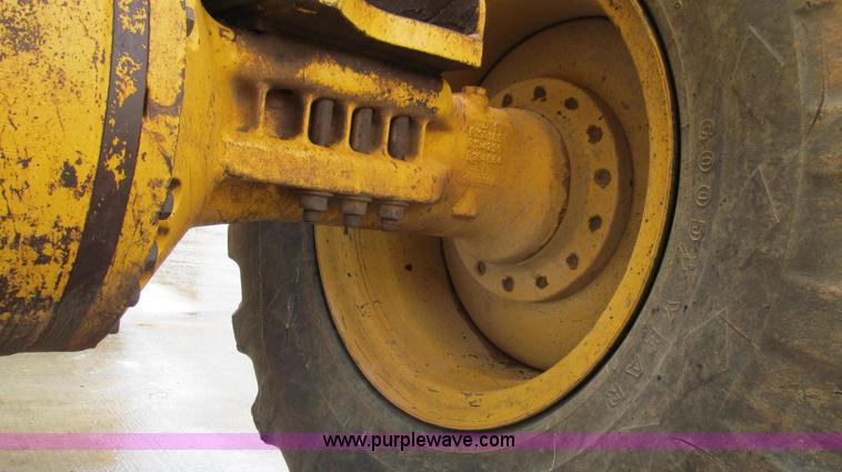 image for item E3937 1999 John Deere 624H loader