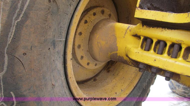 image for item E3937 1999 John Deere 624H loader