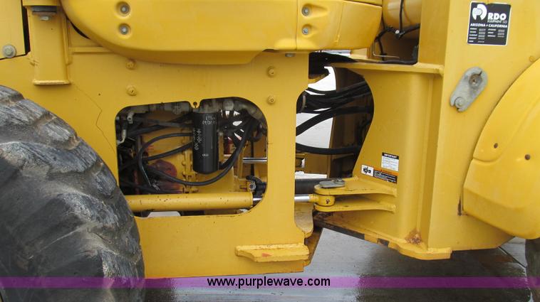 image for item E3937 1999 John Deere 624H loader