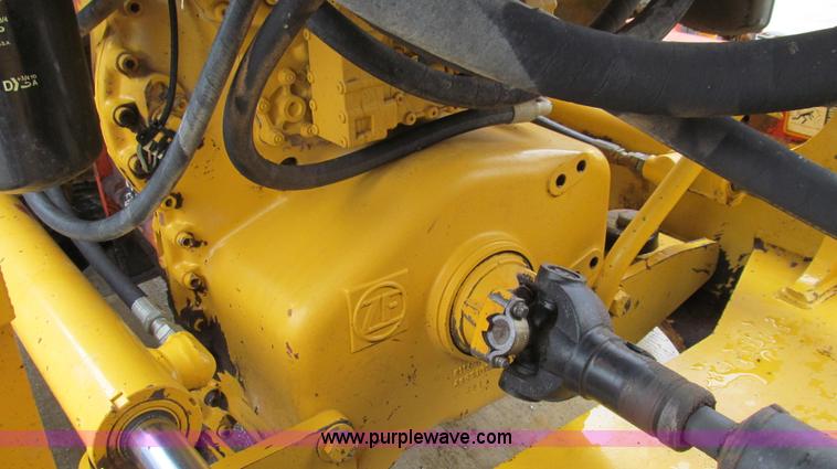 image for item E3937 1999 John Deere 624H loader