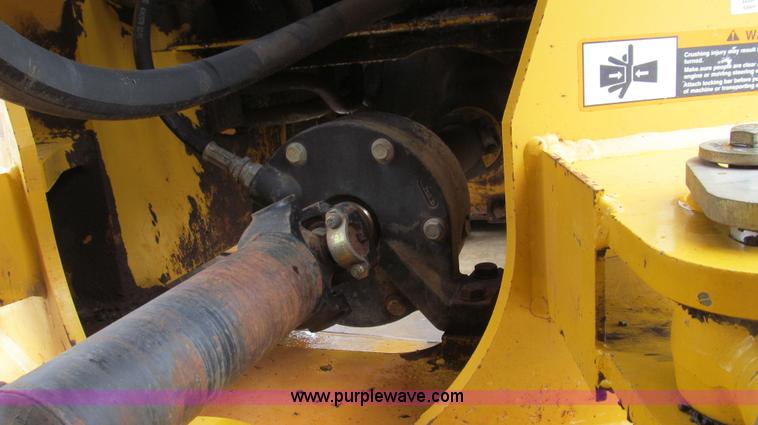 image for item E3937 1999 John Deere 624H loader