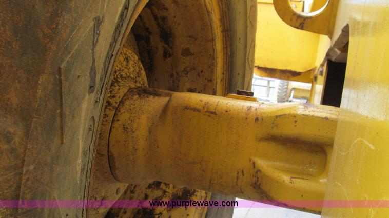 image for item E3937 1999 John Deere 624H loader